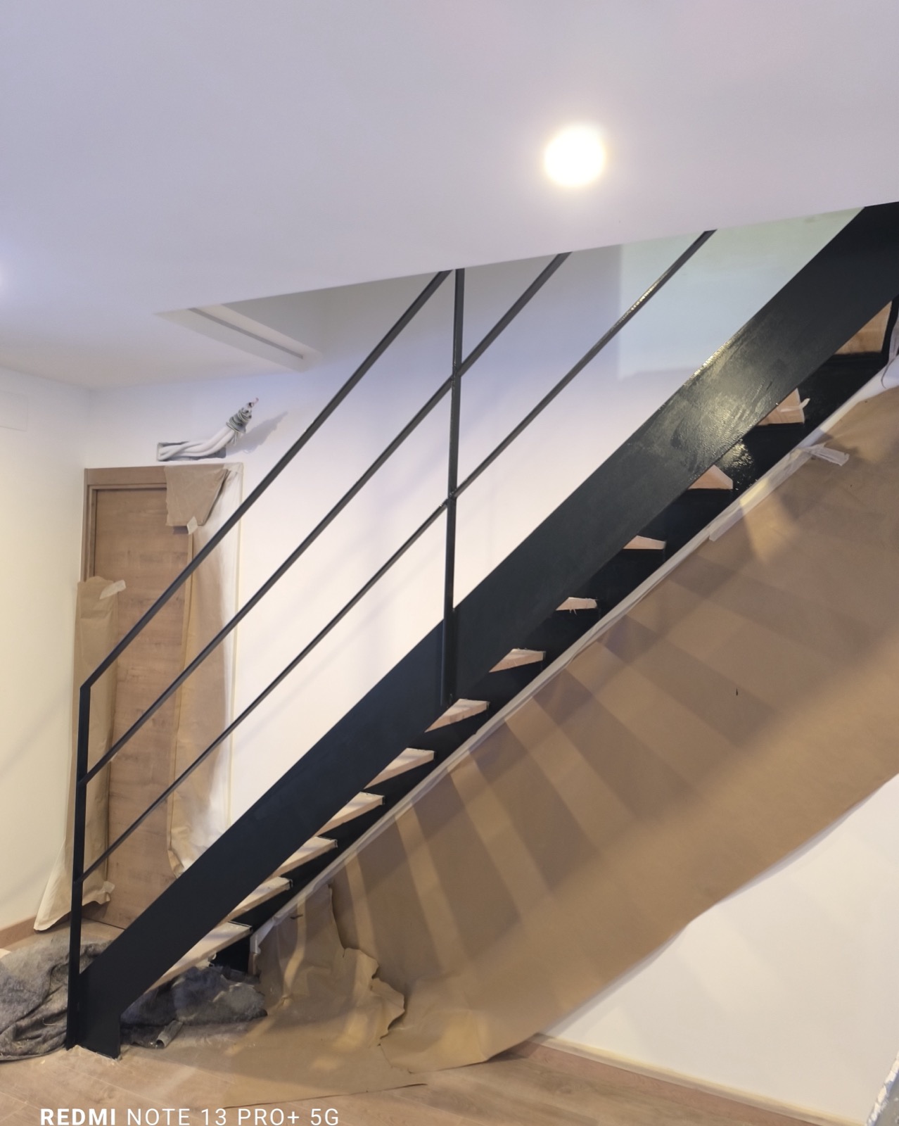 Escalera metálica en obra